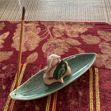 I take a gentle cue from the falling leaves, trusting that everything is falling into place🍃