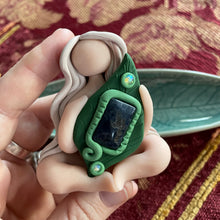 I take a gentle cue from the falling leaves, trusting that everything is falling into place🍃