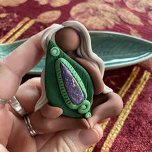 I take a gentle cue from the falling leaves, trusting that everything is falling into place🍃