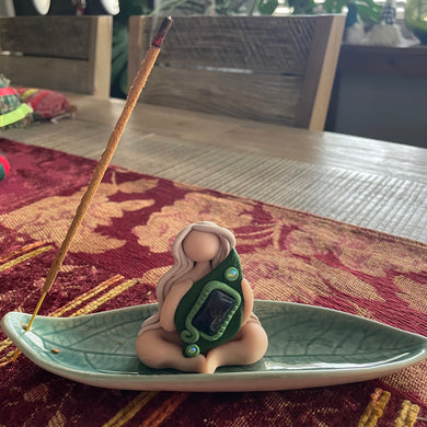 I take a gentle cue from the falling leaves, trusting that everything is falling into place🍃