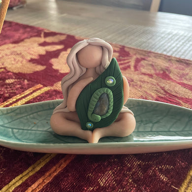 I take a gentle cue from the falling leaves, trusting that everything is falling into place🍃