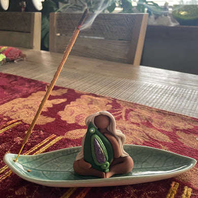 I take a gentle cue from the falling leaves, trusting that everything is falling into place🍃